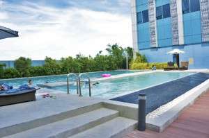 THE CRIMSON HOTEL – FILINVEST CITY, MANILA – PHILIPPINES - The pool