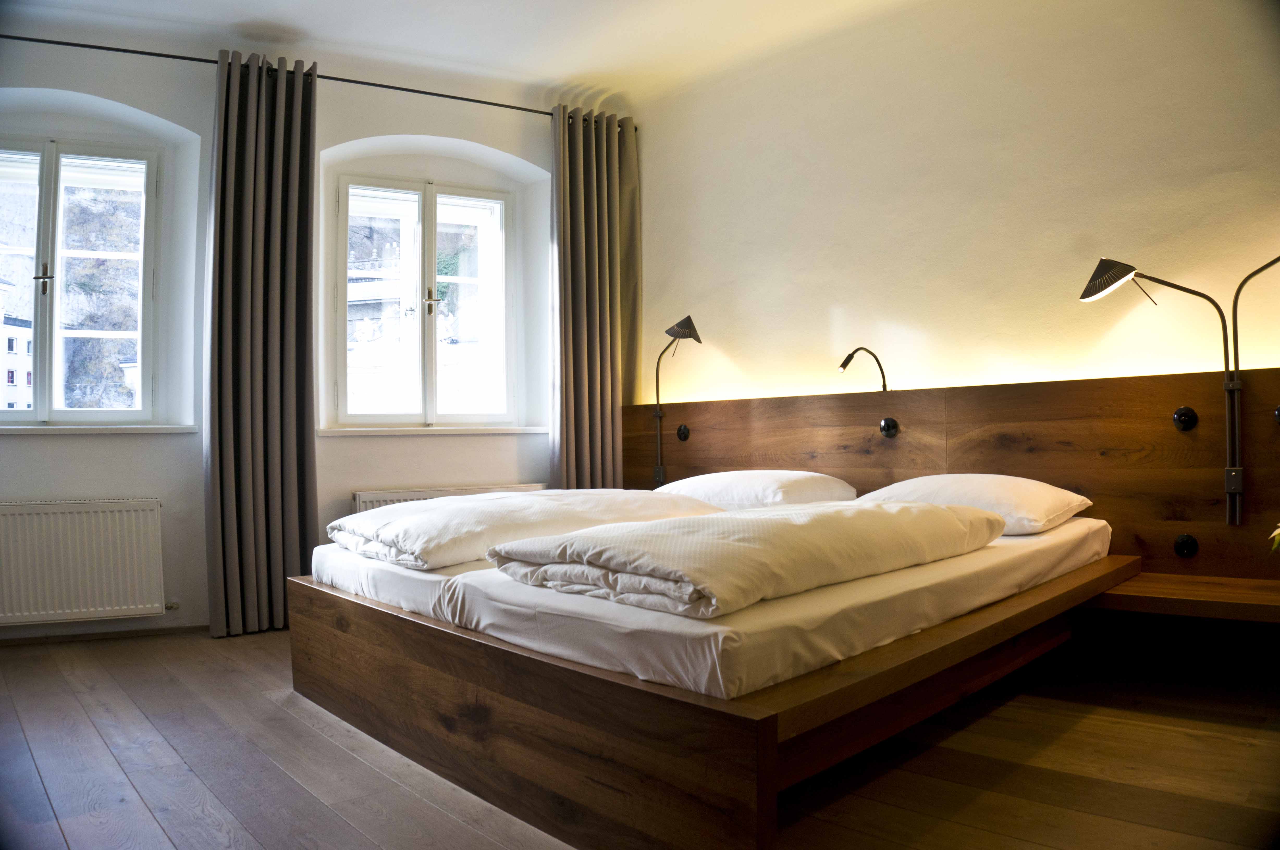 Arthotel Blaue Gans Salzburg - bed in the room