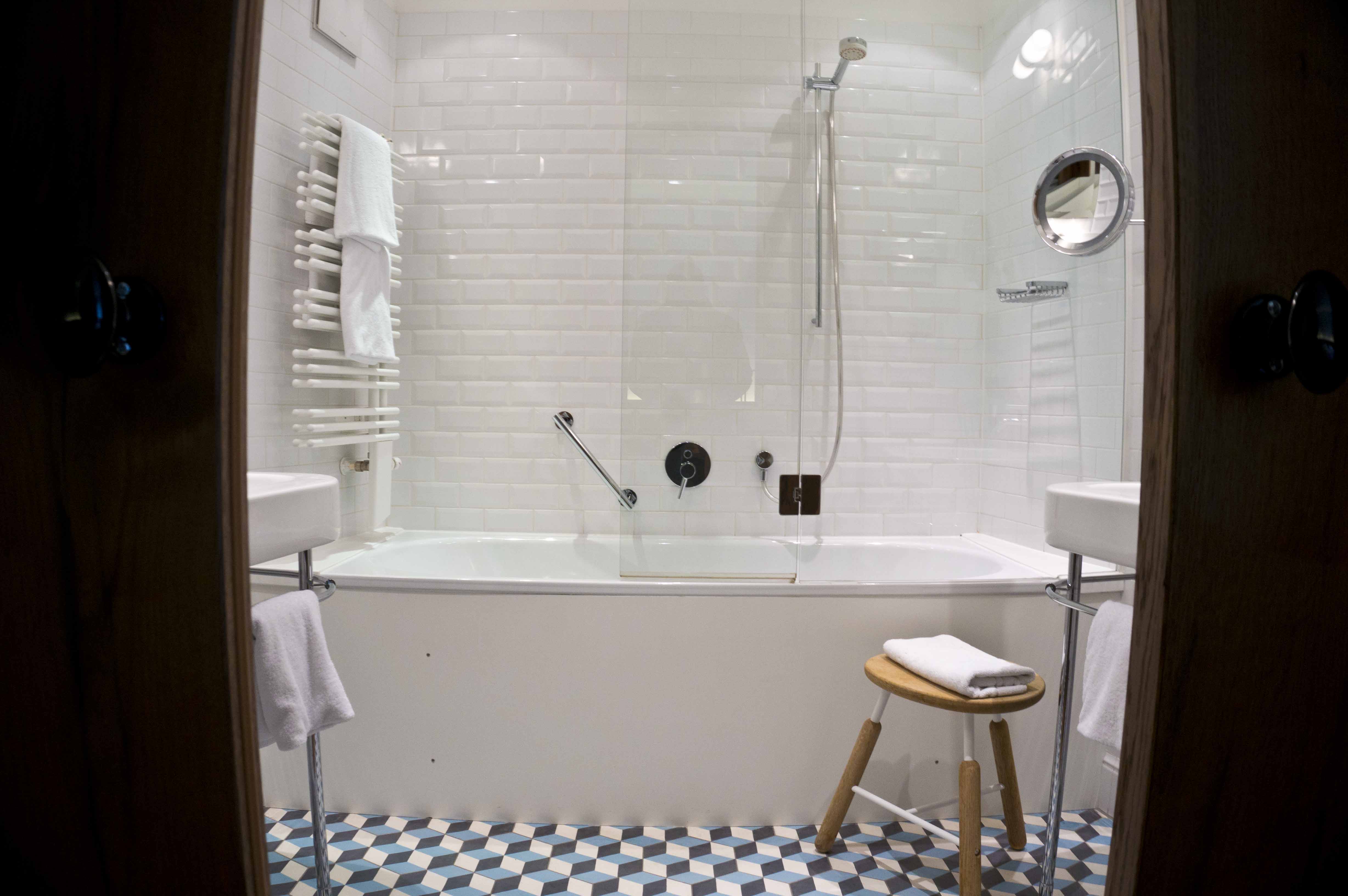 Arthotel Blaue Gans Salzburg - Bathtub